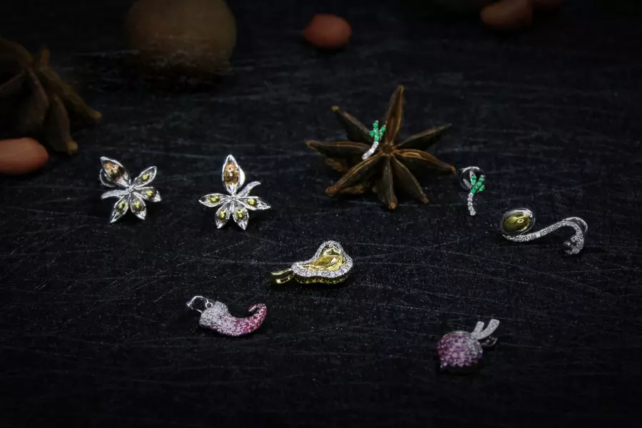 Huang Hong: Fusing Jade with Gems  